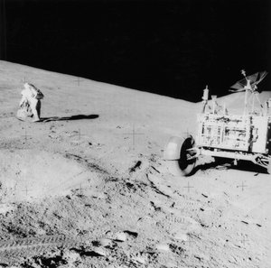 Astronaut David Scott f. 1932 i skråningen av Hadley Delta under Apollo 15, 1971. av NASA Images