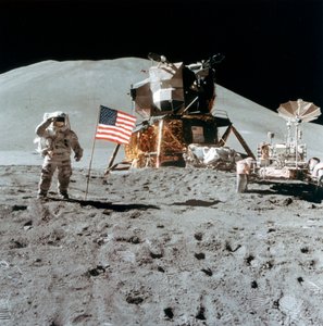 Astronaut James Irwin 1930-1991 gir en hilsen på månen, 1971.