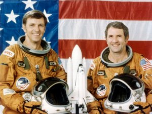 Astronautene Joe Engle og Richard Truly, andre romfergeflyvning, november 1981. av NASA Images