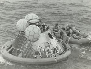 [Astronauter i livbåt etter Apollo 11 Splashdown], 1969.