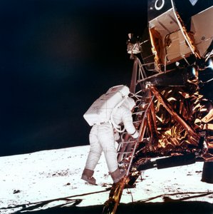 Edwin Buzz Aldrin går ned trinnene på Lunar Module-stigen for å gå på månen, 1969.