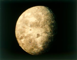 Oberon, månen til Uranus, fra Voyager 2, 24. januar 1986.