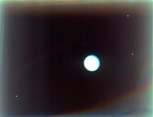 Uranus med satellittene Miranda, Ariel og Umbriel, fra Voyager 2, 24. januar 1986. av NASA Images