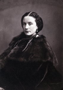 Portrett av Madame Pichat. Portrett av en elegant kvinne iført engelske spenner med en pelsfrakk. Fotografi av Gaspard Felix Tournachon dit Felix Nadar (1820-1910) av Nadar