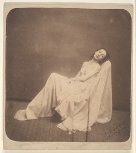 [Sittende modell, delvis drapert] av Nadar