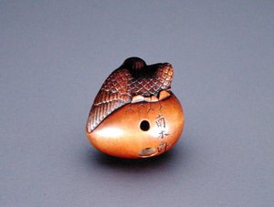 Netsuke, som viser en kråke som kommer ut av et egg, ca. 1840 (tre) (for sett forfra, se 194417) av Nambokusai Nambokusai