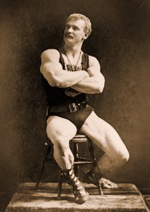 Eugen Sandow, i klassisk gammel gresk-romersk positur, ca. 1893 av Napoleon Sarony
