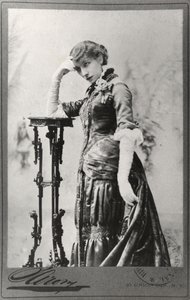 Portrett av Sarah Bernhardt (1844-1923) tatt i USA (s/hvitt-bilde) av Napoleon Sarony