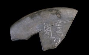Fragment av innskrevet steinskål, ca. 3285 f.Kr. (utskåret siltstein)