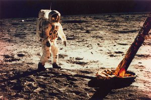 Buzz Aldrin går på månens overflate nær et ben på månemodulen, 1969.