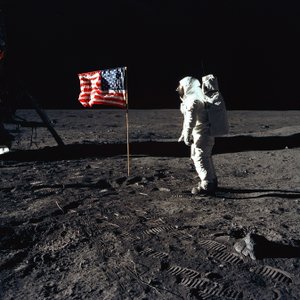 Buzz Aldrin og det amerikanske flagget på månen, 1969.