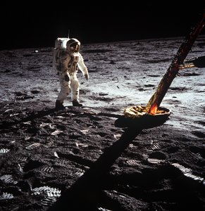 Buzz Aldrin ved benet av Lunar Module, Apollo II-oppdrag, juli 1969. av Neil Armstrong