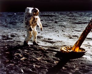Buzz Aldrin ved benet av Lunar Module, Apollo II-oppdrag, juli 1969. av Neil Armstrong