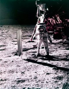 Buzz Aldrin utplasserer solvindfanger på overflaten av månen, Apollo 11-oppdrag, juli 1969.