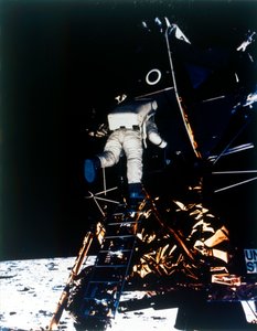 Buzz Aldrin kommer ned fra Lunar Module, Apollo II-oppdraget, juli 1969. av Neil Armstrong