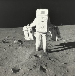 Buzz Aldrin på månen med komponenter fra pakken for tidlig Apollo vitenskapelige eksperimenter, 1969. av Neil Armstrong