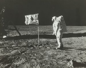 Buzz Aldrin på månen med det amerikanske flagget, 1969.