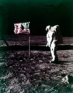 Buzz Aldrin står ved siden av det amerikanske flagget på månens overflate, juli 1969.