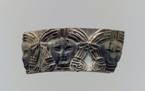 Cloisonné-møbler eller plakett for kosmetikkboks med tre frontale hoder, ca. 8.–7. århundre f.Kr. (elfenbein) av Neo Assyrian