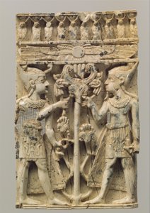 Møbelplakett skåret i høyt relieff med to egyptiske figurer som flankerer et volutttre, ca. 9.–8. århundre f.Kr. (elfenben) av Neo Assyrian