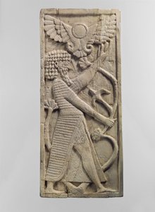 Møbelplakett skåret i relieff med en mannsfigur som griper et tre, ca. 800-tallet f.Kr. (elfenbein)
