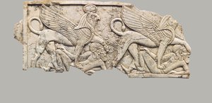 Møbelplakett skåret i relieff med to falkehodede sfinkser som tråkker fanger, ca. 9.–7. århundre f.Kr. (elfenbein)