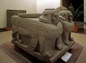 Art neo hittite: bunn av søyle i basaltdekor av sfinks. fra nettstedet til Samal (nåværende Sam