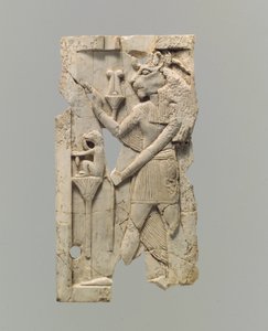 Møbelplakett skåret i relieff med løvehodefigur, ca. 8.–7. århundre f.Kr. (elfenbein) av Neo Assyrian
