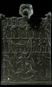 Mesopotamia: bronse-trollingsplakett mot den demoniske guddommen Lamashtu. Representasjon av en eksorcismescene. Ny-assyrisk periode (v 1000-612 f.Kr.). 750 f.Kr. Paris, Louvre-museet