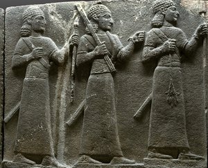 Relieff som viser hettittiske domstolstjenestemenn, fra Tyrkia-stein av Neo Hittite