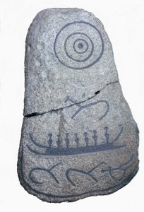Et skip trekker på en runestein, en freske fra yngre steinalder. Københavns nasjonalmuseum. Danmark.