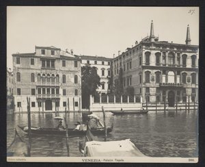 Utsiden av et palass i Venezia Venezia - Palazzo Tiepolo (tittel på objekt) av Neue Photographische Gesellschaft