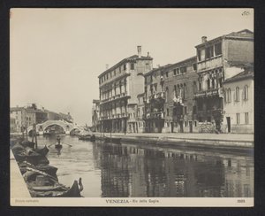 Utsikt over en kanal i Venezia Venezia - Rio delle Guglie (tittel på objekt) av Neue Photographische Gesellschaft
