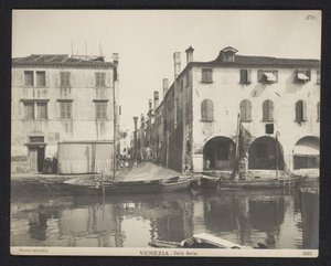 Utsikt over en gate i Venezia Venezia - Calle Doria (tittel på objekt) av Neue Photographische Gesellschaft