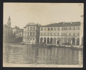 Utsikt over Palazzo dei Camerlenghi i Venezia Venezia - Grand Canal - Palazzo Camerlenghi (tittel på objekt) av Neue Photographische Gesellschaft