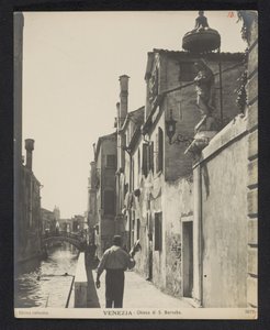 Kade langs de Chiesa di San Barnaba te Venetië Venezia - S. Barnaba-kirken (tittel på objekt) av Neue Photographische Gesellschaft
