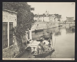 Kanaal te Venetië Venezia - Giudecca - Pontelungo-kanalen (tittel på objekt) av Neue Photographische Gesellschaft