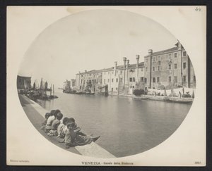 Barn på kaia langs en kanal i Venezia Venezia - Canale della Giudecca (tittel på objekt) av Neue Photographische Gesellschaft