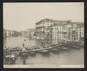 Prosesjon over en pongtongbro på Canal Grande i Venezia under Festa del Redentore Venezia - Canal Grande - Processione del Redentore (tittel på objekt)