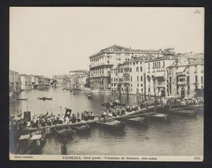 Prosesjon over en pongtongbro på Canal Grande i Venezia under Festa del Redentore Venezia - Canal Grande - Processione del Redentore - altra veduta (tittel på objekt)
