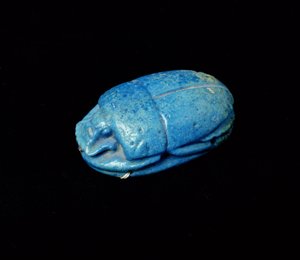 Scarab fra en mumie, fra Theben (fajanse)