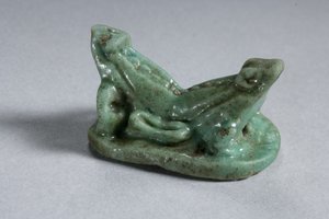 Scaraboid av to sammenflettede frosker, 18.-19. dynasti, 1540-1186 f.Kr. (fajanse) (se 270367 for underside)