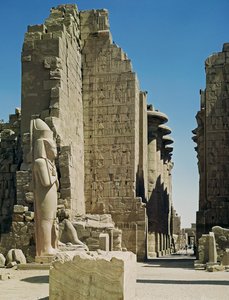 Utsikt over den store domstolen, inngangen til Hypostyle Hall og en statue av Ramesses II (ca. 1279-1213 f.Kr.) i Temple of Amun