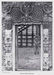 New Plymouth, New Zealand: Carved Maori Doorway (s/hv-bilde) av New Zealand Photographer