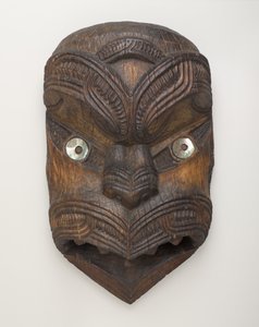 Gable Mask (Koruru) fra Gisborne, North Island, ca. 1860 (tre og pauaskall) av New Zealand School