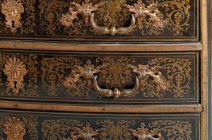 Detalj av en Louis XIV-kommode (ormolu, messing, skilpaddeskall og ibenholt) (se også 486114-19) av Nicholas Sageot