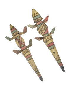 Utskårne krokodillefigurer i tre dekorert med røde, grønne og svartmalte geometriske mønstre, Hausa People, Kano, Nord-Nigeria (malt tre)