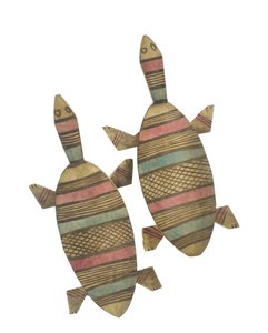 Utskårne treskilpaddefigurer dekorert med røde, grønne og svartmalte geometriske mønstre, Hausa People, Kano, Nord-Nigeria (malt tre)