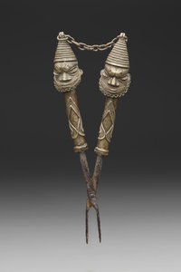 Figurformet tang for Oshugbo Society-ritualer (støpt kobberlegering og jern)