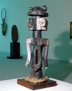 Folkets kunst "" Ijo"" (Nigeria). Skulptur som viser en kultkarakter sannsynligvis en fallisk gud.